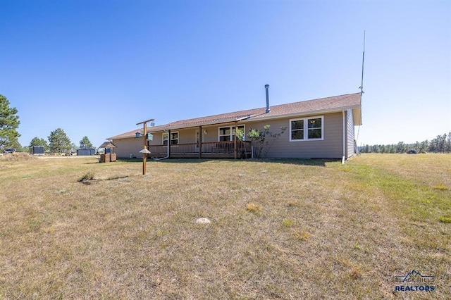 back of house featuring a lawn