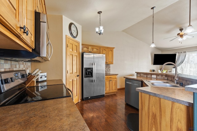 kitchen with dark wood-style flooring, stainless steel appliances, backsplash, a sink, and a ceiling fan