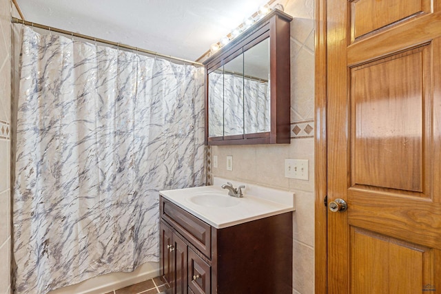4024 W Main, Rapid City, SD 57702 - bathroom with a shower with curtain and vanity