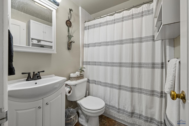 full bathroom featuring toilet, a shower with shower curtain, and vanity