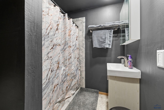 bathroom featuring a shower with shower curtain and vanity