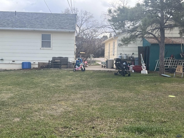 view of yard featuring a patio