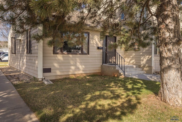 view of front of home featuring a front yard