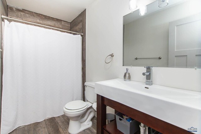 1711 Plateau Ln, Rapid City, SD 57703 - full bathroom featuring wood finished floors, toilet, and a shower with curtain