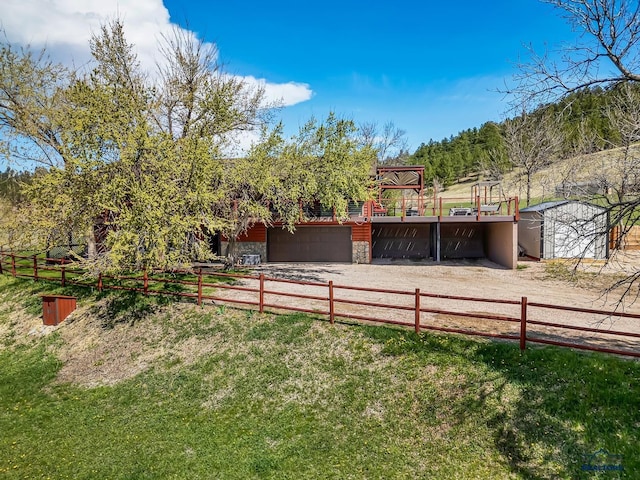 view of yard with an outdoor structure and driveway