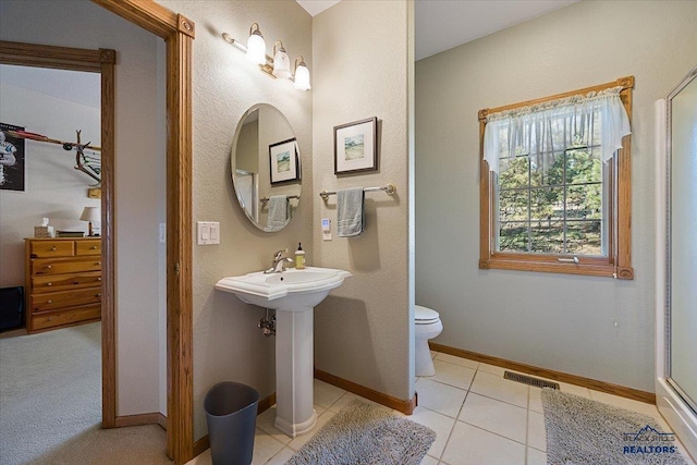 full bathroom with tile patterned floors, baseboards, toilet, and visible vents