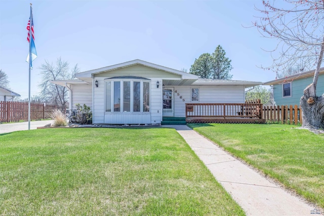 view of front of house featuring fence and a front yard