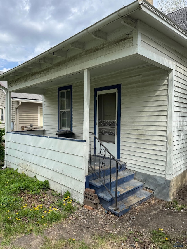 property entrance featuring a porch