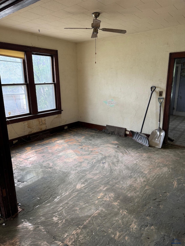 empty room featuring a ceiling fan