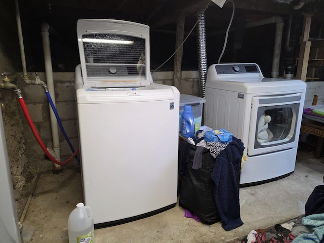 142 W Summit, Lead, SD 57754 - laundry room featuring washing machine and clothes dryer