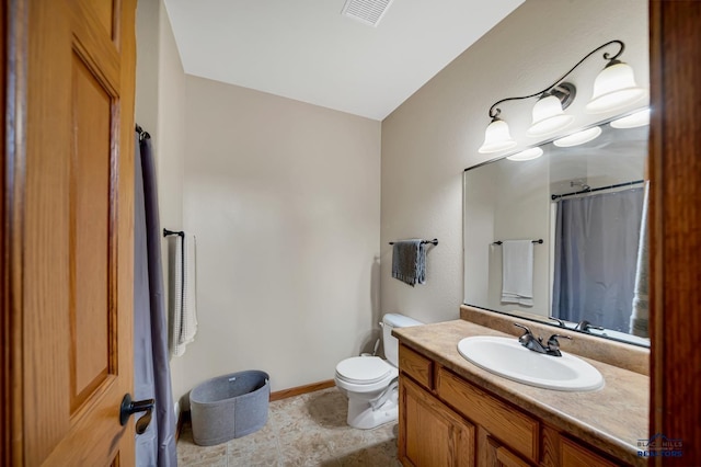 4307 Henry Ct, Rapid City, SD 57701 - full bathroom with toilet, vanity, baseboards, and curtained shower