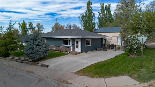 1421 12th Ave, Belle Fourche, SD 57717 - ranch-style house with a front lawn