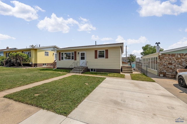 113 E Custer St, Rapid City, SD 57701 - view of front facade with entry steps and a front yard
