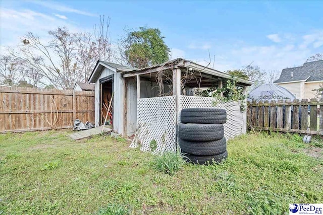 316 Magna Carta Rd, Florence, SC 29501 - view of outdoor structure featuring an outdoor structure and a fenced backyard