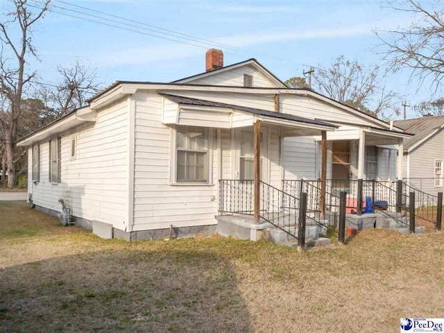 view of front of house featuring a porch and a front yard