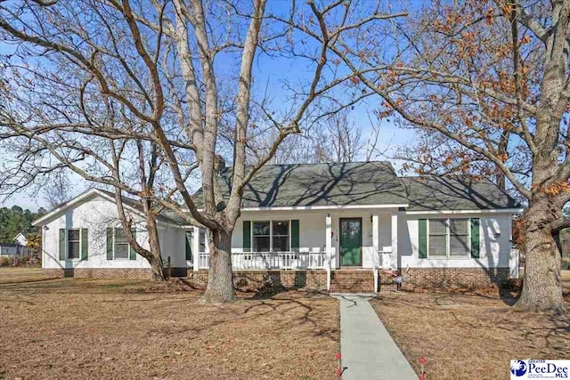 ranch-style house featuring a front lawn and a porch