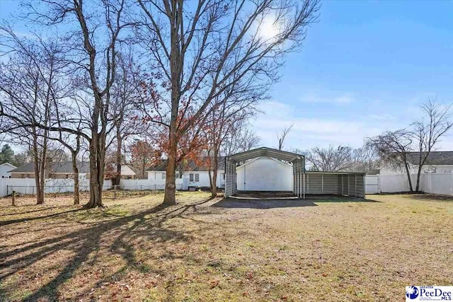 view of yard featuring an outdoor structure