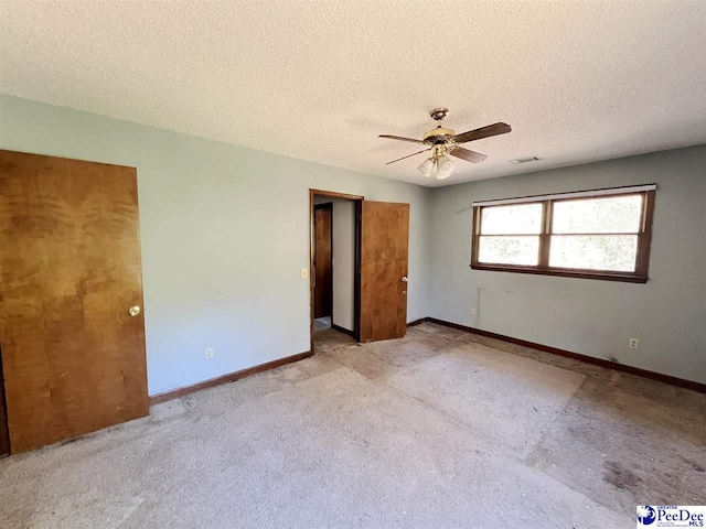 unfurnished bedroom with ceiling fan, a textured ceiling, and a closet