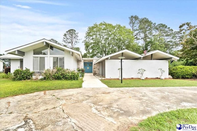 1040 Left Bank Dr, Florence, SC 29501 - mid-century inspired home with a front lawn
