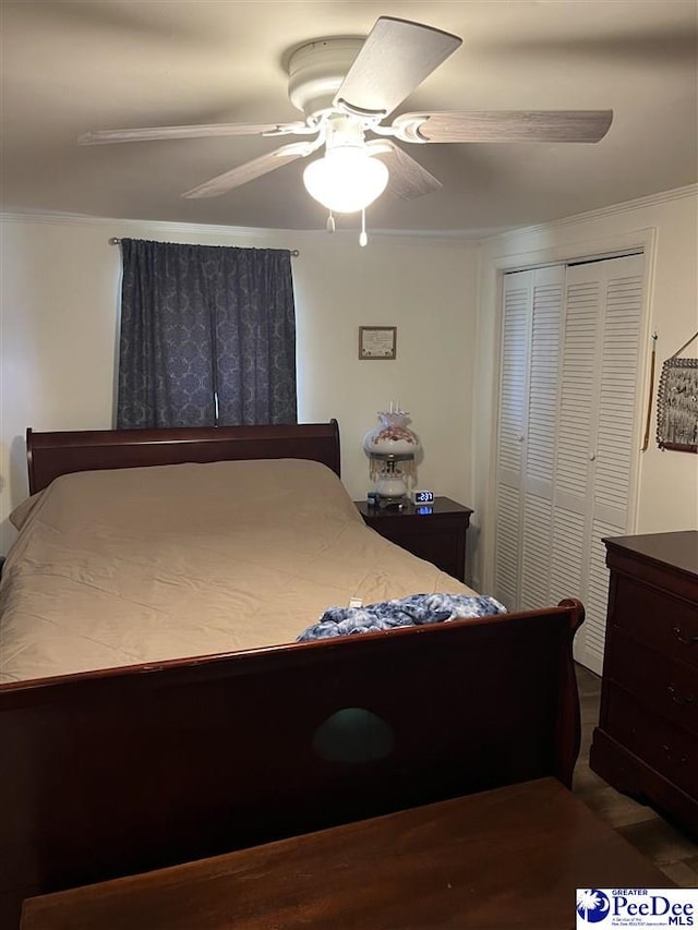 bedroom with ornamental molding, a closet, and a ceiling fan