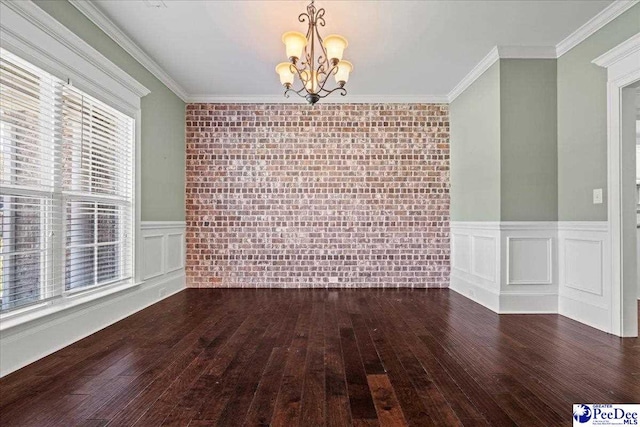 unfurnished room featuring dark wood-style floors, ornamental molding, and a chandelier