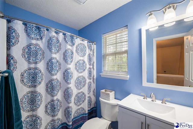 full bathroom with toilet, vanity, a textured ceiling, and curtained shower