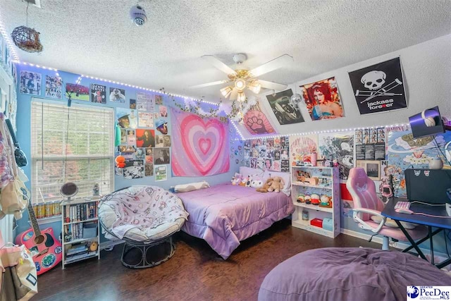 bedroom featuring a ceiling fan and a textured ceiling