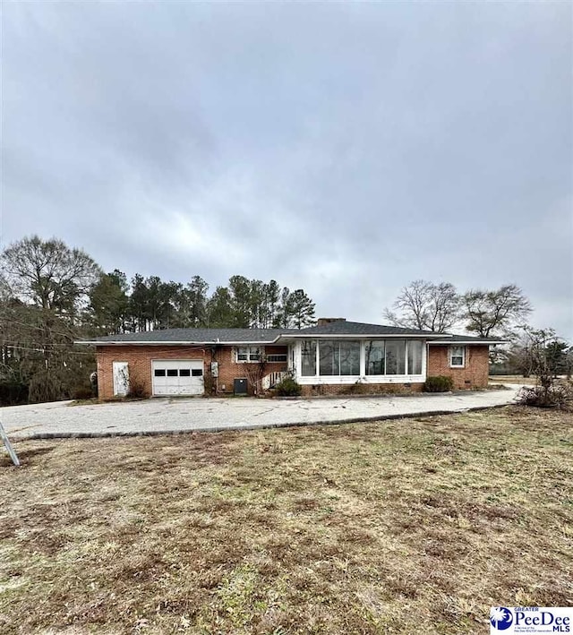 view of front of home featuring a front yard and an attached garage