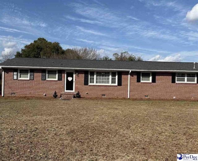 single story home with a front lawn