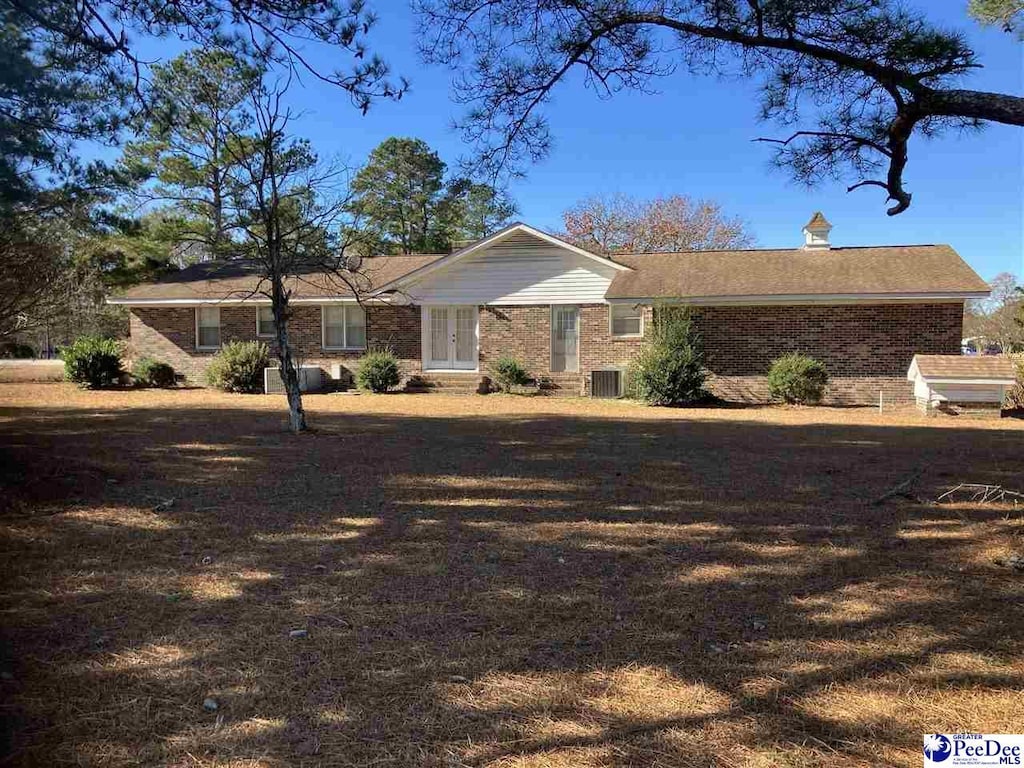 ranch-style house featuring a front yard