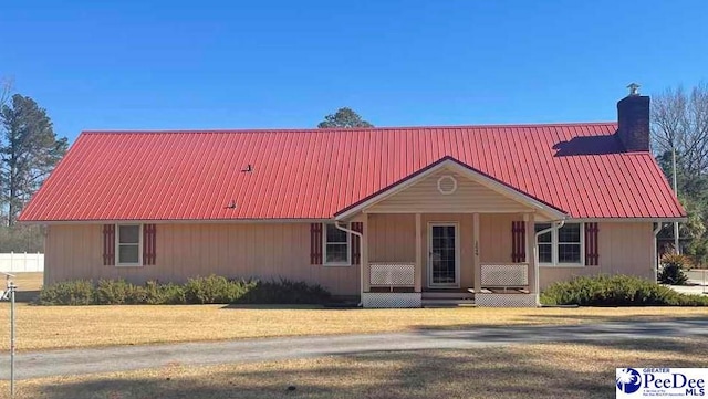 view of front of property featuring a front yard and a porch