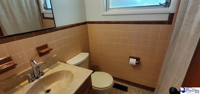 1007 Hamlet Hwy, Bennettsville, SC 29512 - full bathroom featuring tile walls, a shower with curtain, vanity, and a wainscoted wall