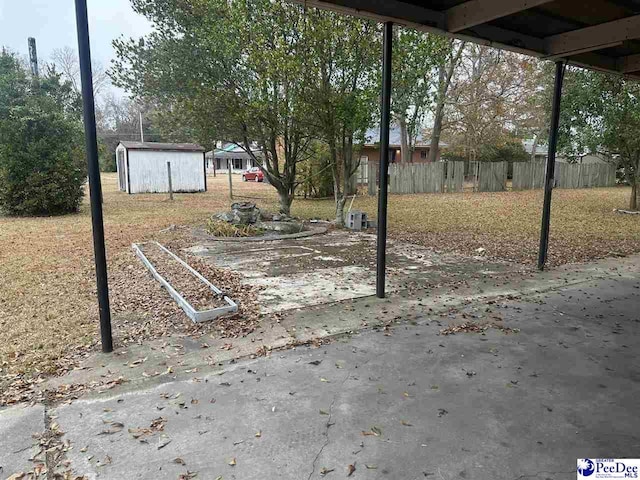 view of yard featuring a storage shed