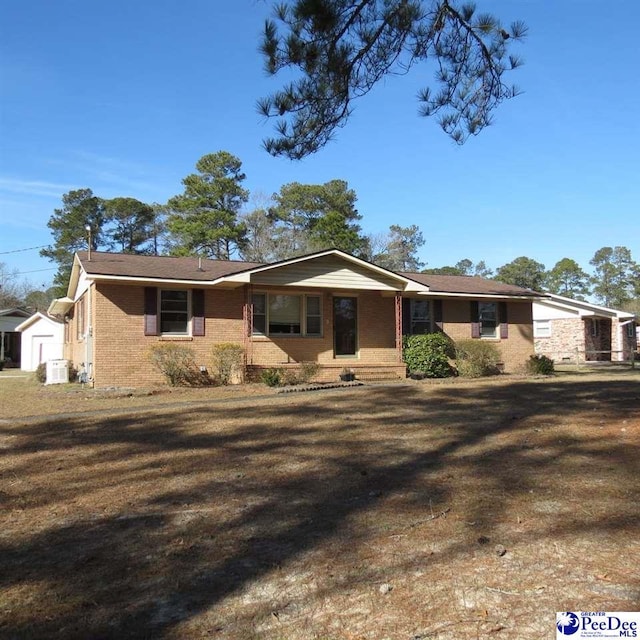 ranch-style house featuring a front lawn