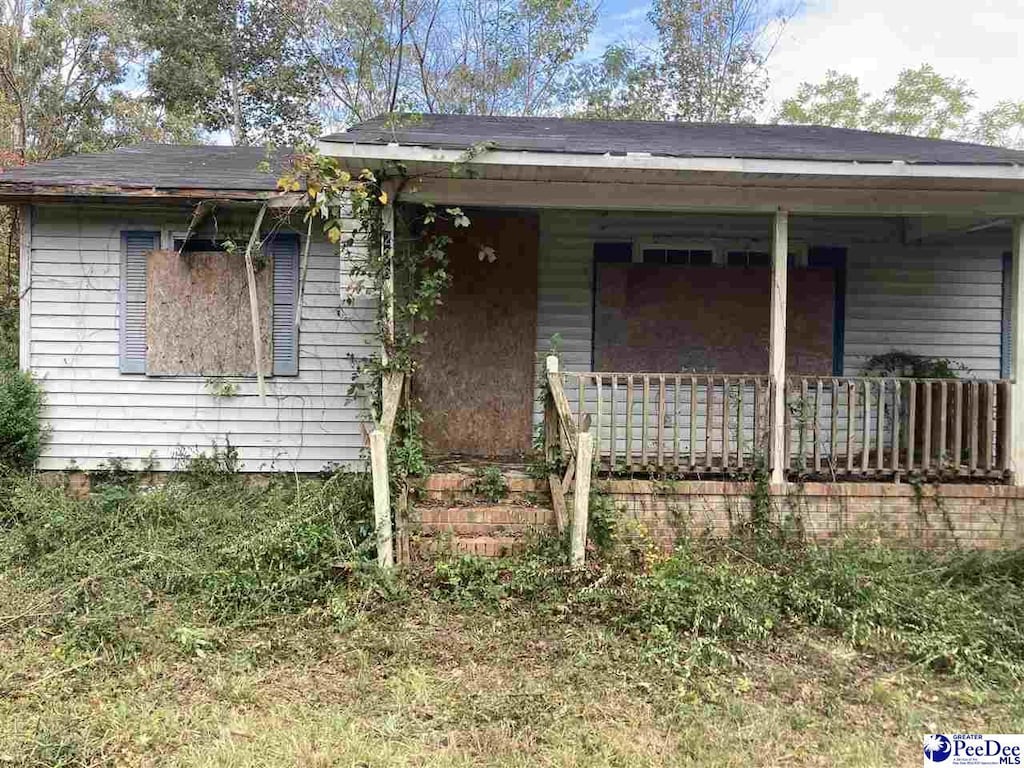 view of front of property featuring a porch