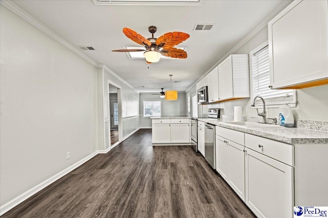 kitchen with stainless steel appliances, visible vents, a sink, and a peninsula