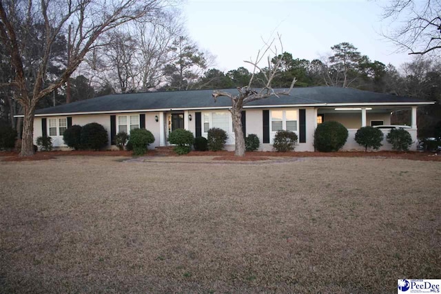 ranch-style home featuring a front lawn