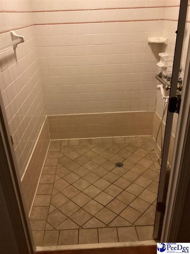 429 S Wallace Rd, Florence, SC 29506 - bathroom featuring a tile shower