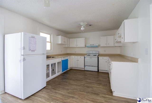 kitchen with white appliances, dark wood finished floors, a ceiling fan, light countertops, and under cabinet range hood