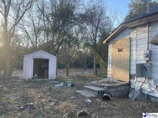 view of yard with a storage shed