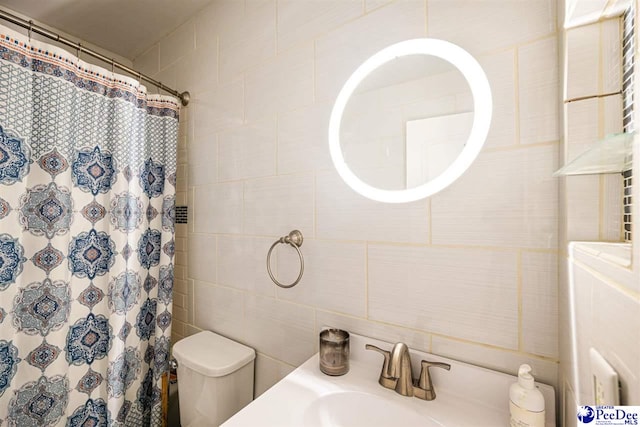 500UNIT31 Woodland, Florence, SC 29501 - full bathroom with tile walls, a shower with curtain, and vanity
