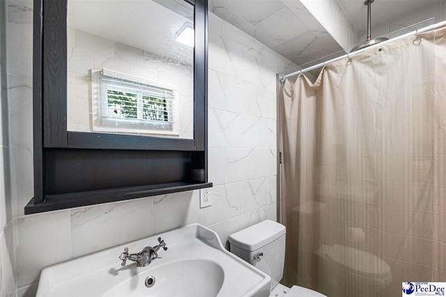 500UNIT31 Woodland, Florence, SC 29501 - full bathroom featuring tile walls and a shower with shower curtain