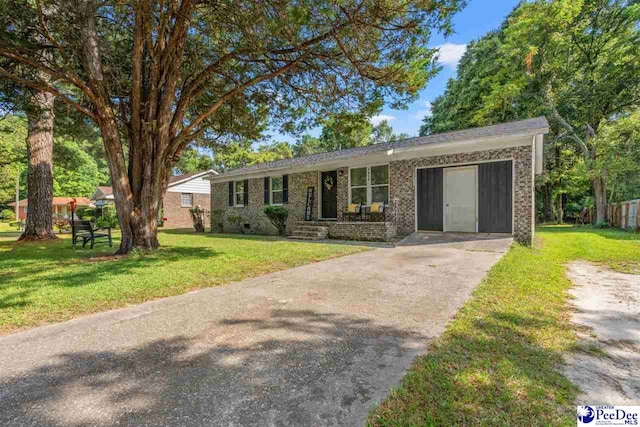 single story home featuring a front yard