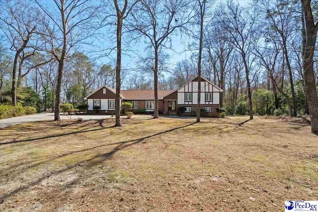 view of front of home featuring a front yard