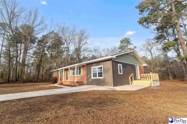 view of front of home with brick siding and a front lawn