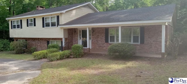 112 Williamson Pl, Darlington, SC 29532 - tri-level home with brick siding, a chimney, and a front lawn