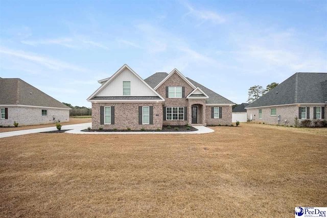 craftsman house featuring a front lawn