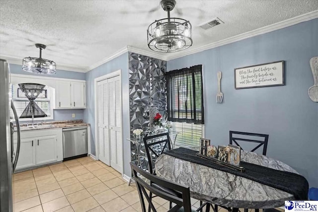 813 Williams St, Lake City, SC 29560 - dining space with crown molding, a notable chandelier, visible vents, and a textured ceiling