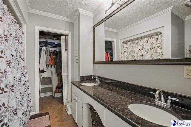 813 Williams St, Lake City, SC 29560 - full bath featuring a sink, a walk in closet, and crown molding