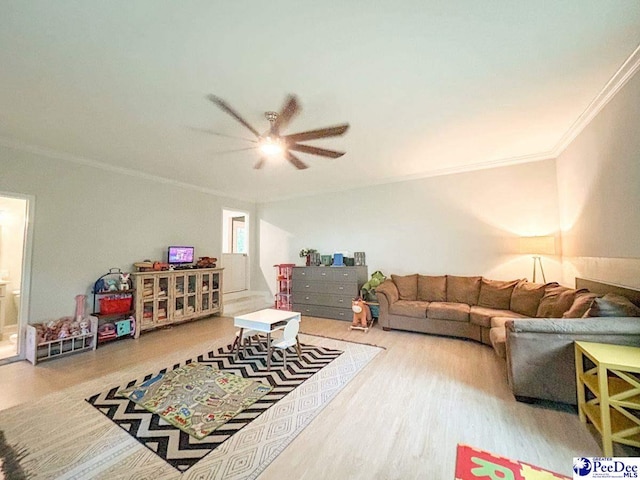 living room featuring crown molding, a ceiling fan, and wood finished floors